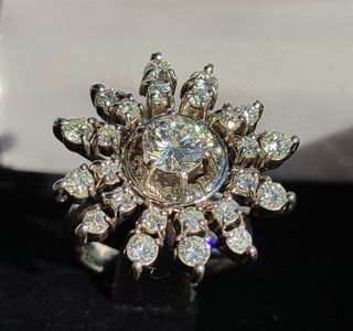 Anillo de oro y diamantes naturales