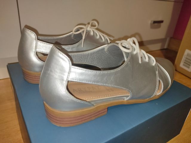 Zapatos con apertura lateral plateados