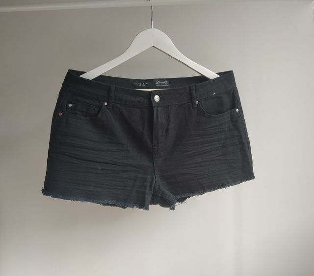 Pantalón negro corto