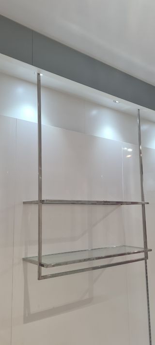 estanterías de acero inoxidable y cristal