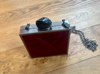 Bolso de mano con cadena Adolfo Domínguez 