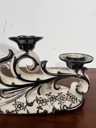 Coppia di candelabri in ceramica dipinta