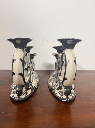 Coppia di candelabri in ceramica dipinta