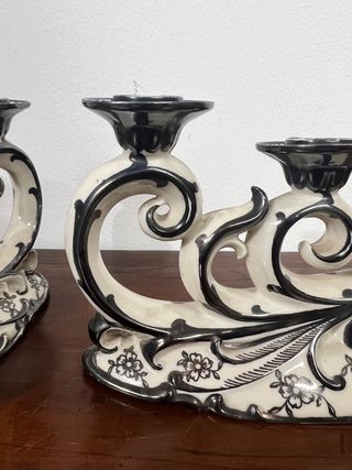 Coppia di candelabri in ceramica dipinta