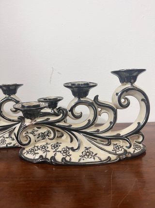 Coppia di candelabri in ceramica dipinta