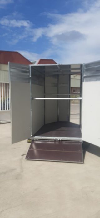 Remolque NUEVO para caballos plaza y media