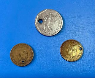 Lote 3 monedas antiguas taladradas/curiosas