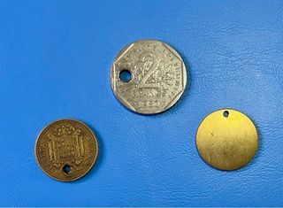 Lote 3 monedas antiguas taladradas/curiosas