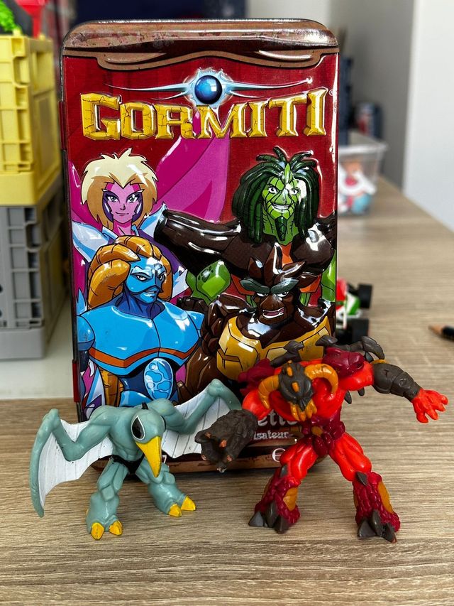 Gormiti con caja de lata