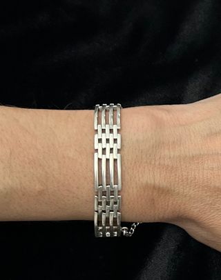 Pulsera plata.