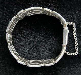 Pulsera plata.
