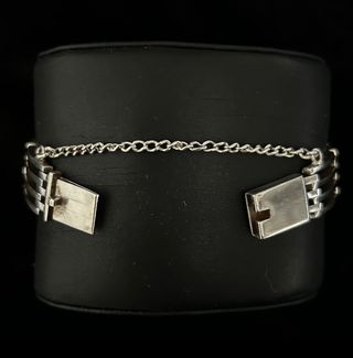 Pulsera plata.