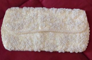 Cartera de mano con abalorio de La Regale