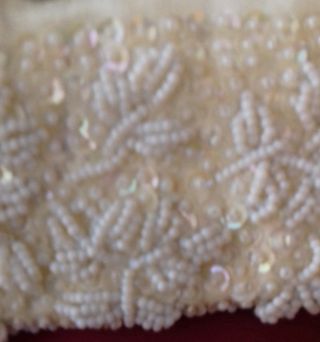 Cartera de mano con abalorio de La Regale