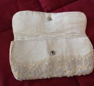 Cartera de mano con abalorio de La Regale