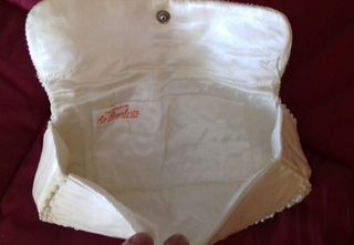 Cartera de mano con abalorio de La Regale