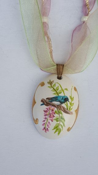 Elegante collana con ciondolo dipinto a mano