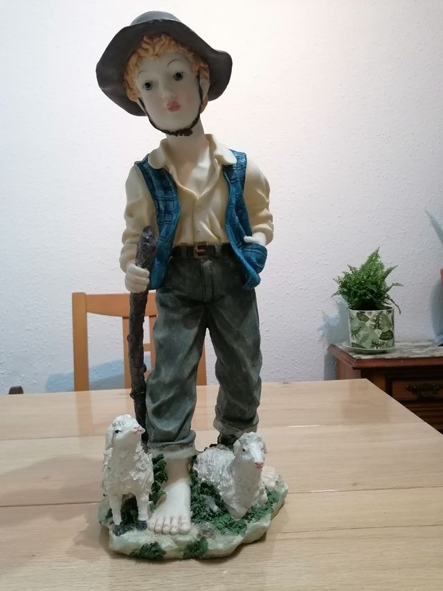 Grande ornamento in resina a forma di pastore