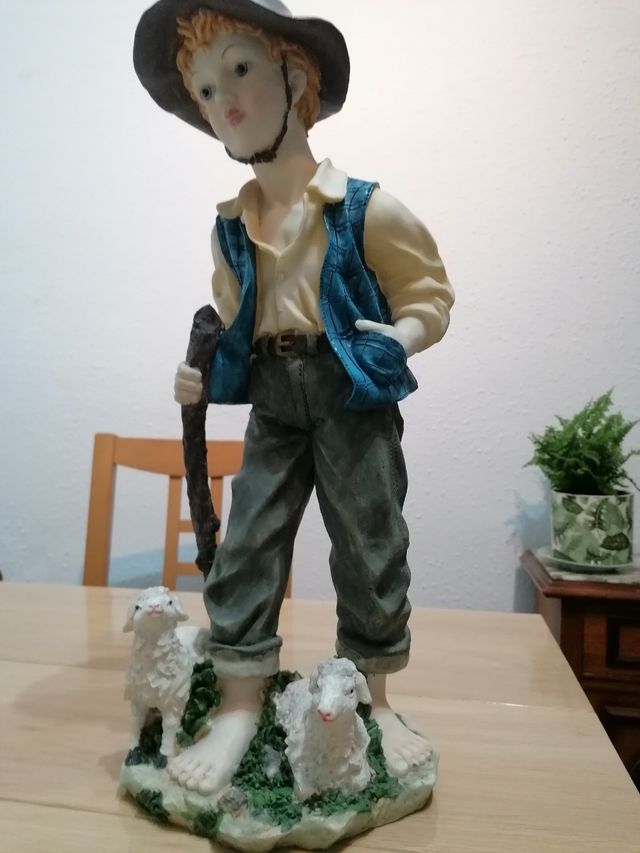 Grande ornamento in resina a forma di pastore