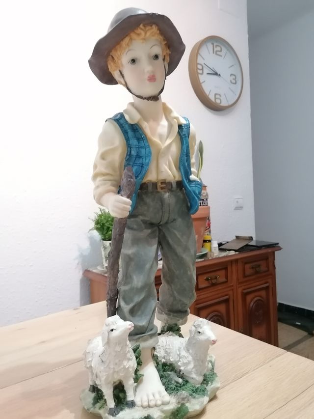 Grande ornamento in resina a forma di pastore