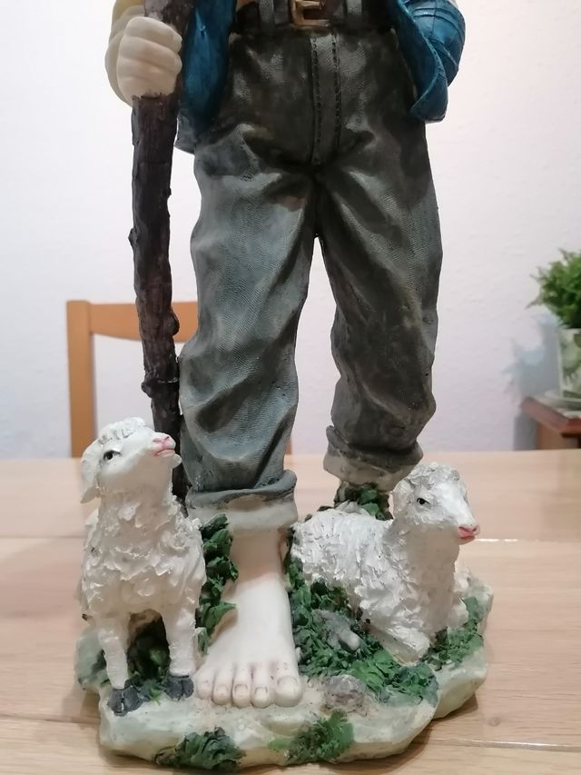 Grande ornamento in resina a forma di pastore