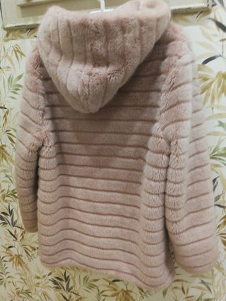 Abrigo de pelo con capucha en tono rosa