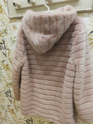 Abrigo de pelo con capucha en tono rosa