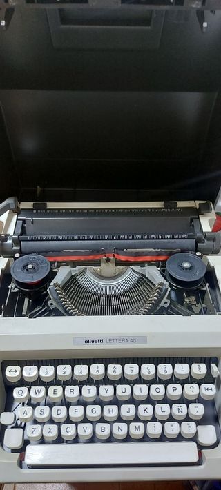 Maquina de escribir Olivetti Lettera 40