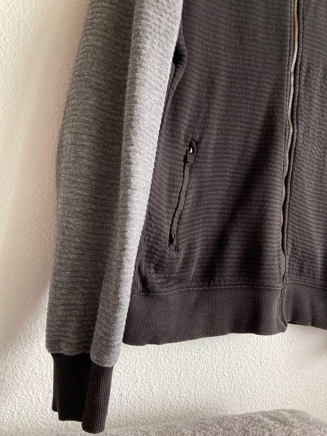 Jersey negro con cremallera Zara. Talla M