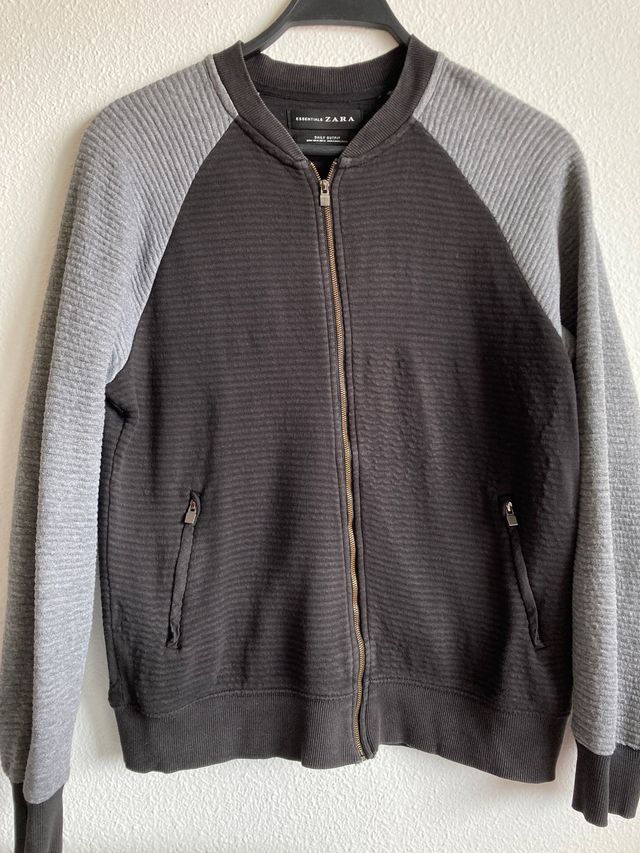 Jersey negro con cremallera Zara. Talla M