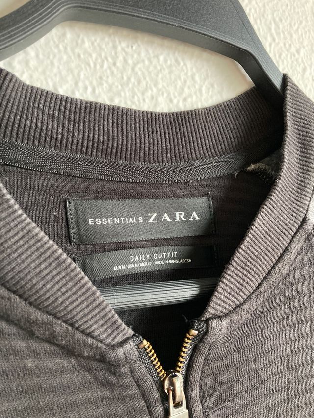 Jersey negro con cremallera Zara. Talla M