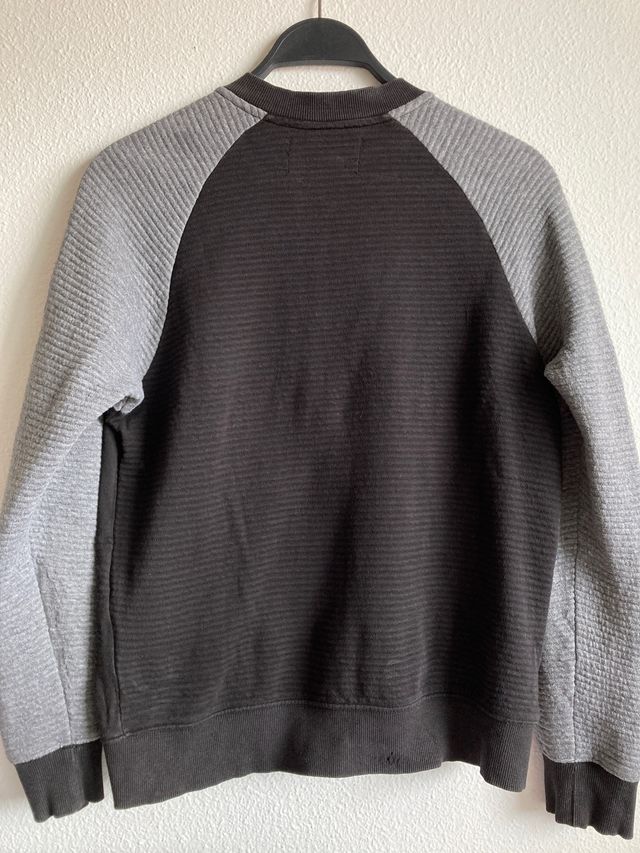 Jersey negro con cremallera Zara. Talla M