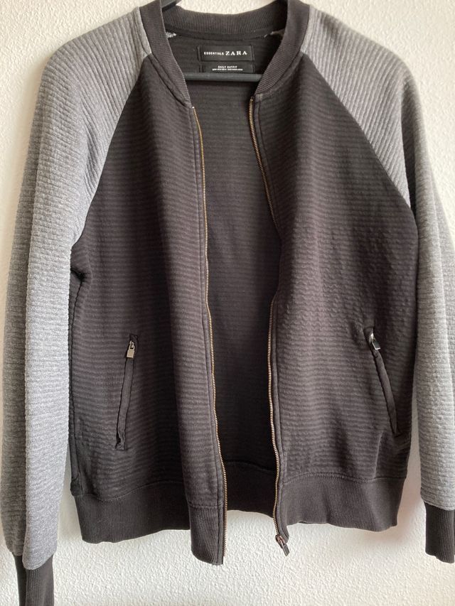 Jersey negro con cremallera Zara. Talla M