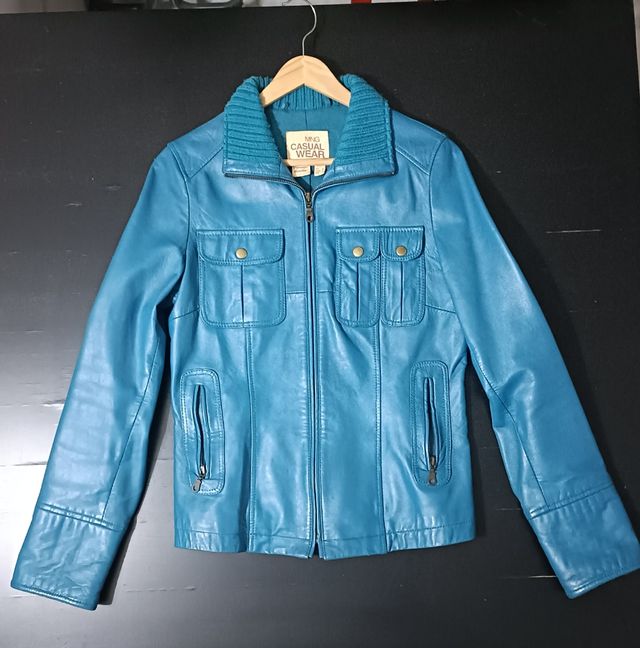 Chaqueta de cuero turquesa de Mango.