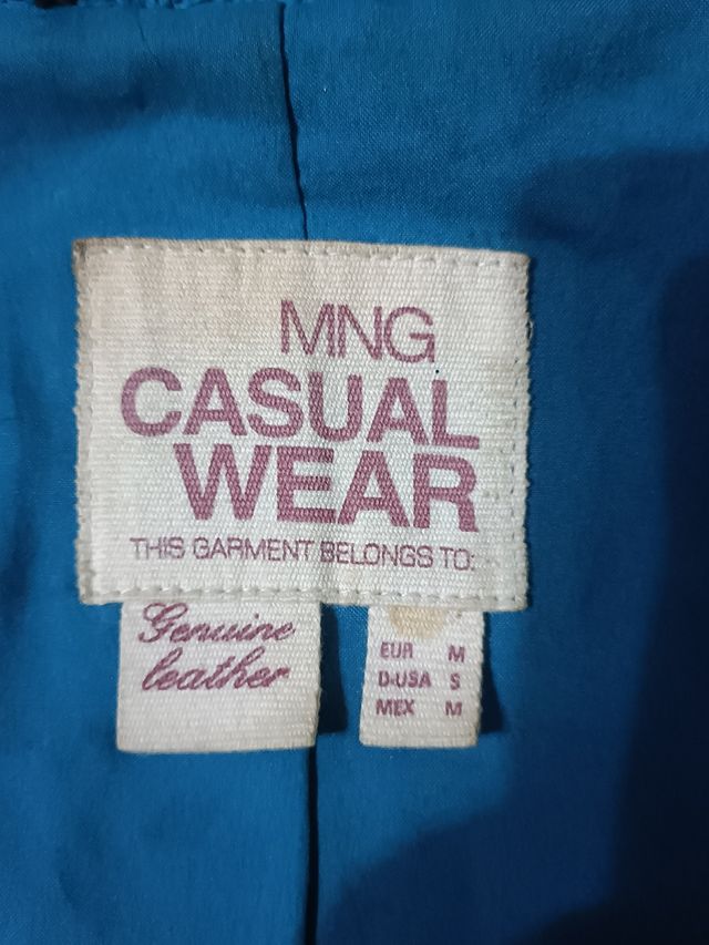 Chaqueta de cuero turquesa de Mango.