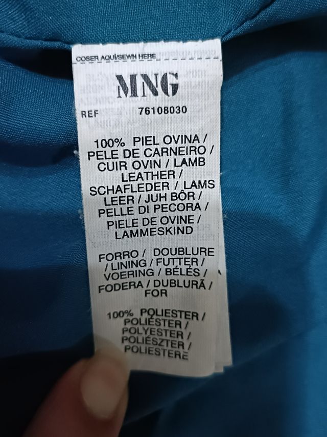 Chaqueta de cuero turquesa de Mango.