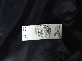 Chaqueta de piel auténtica y cuello de pelo.