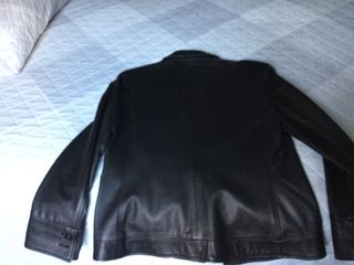 Chaqueta de piel auténtica y cuello de pelo.