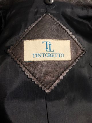 Chaqueta de piel auténtica y cuello de pelo.