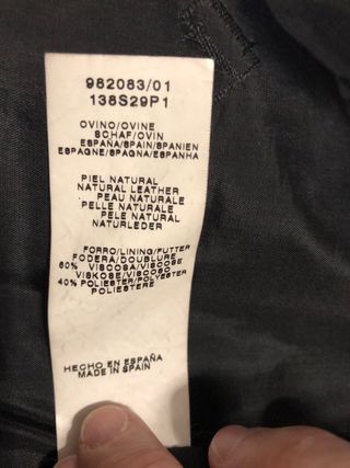 Chaqueta de piel auténtica y cuello de pelo.