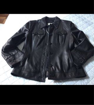 Chaqueta de piel auténtica y cuello de pelo.