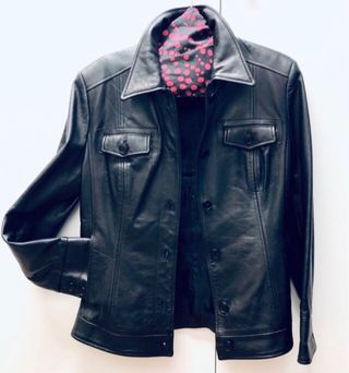 Chaqueta de piel auténtica y cuello de pelo.