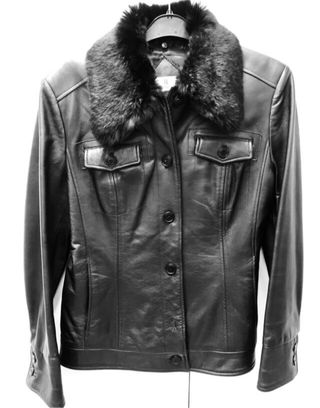 Chaqueta de piel auténtica y cuello de pelo.