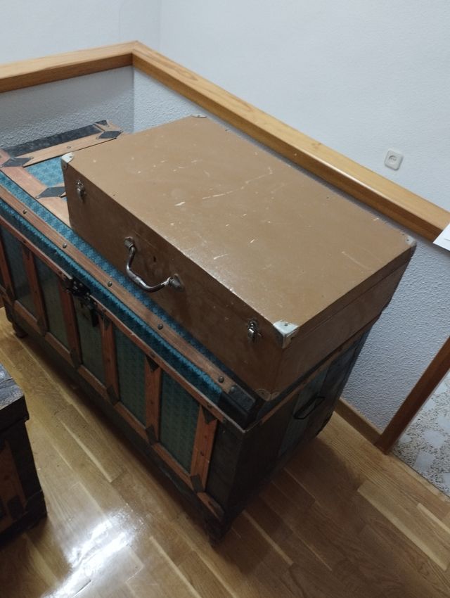 maleta de madera antigua. 63*39*18