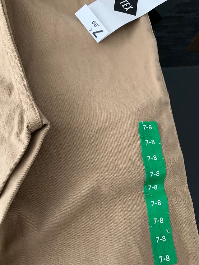 Pantaloni da bambino di 7 anni con etichetta