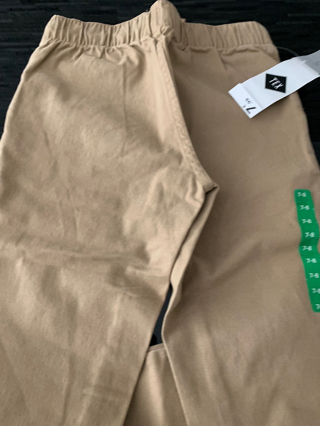 Pantaloni da bambino di 7 anni con etichetta