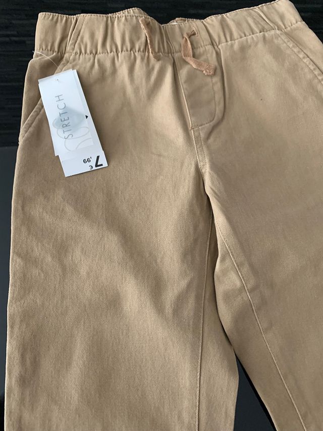 Pantaloni da bambino di 7 anni con etichetta