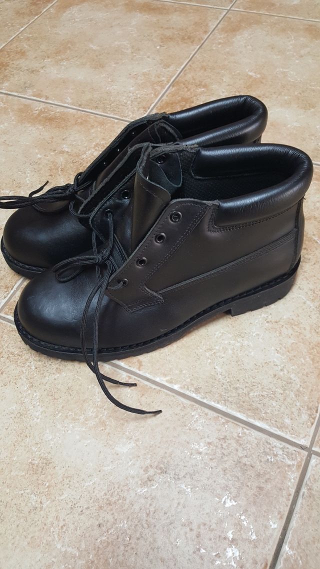 Botas SIN ESTRENAR nuevas de trabajo n° 42
