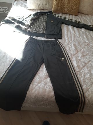 Chaqueta adidas verde kaki rallado dorado 
