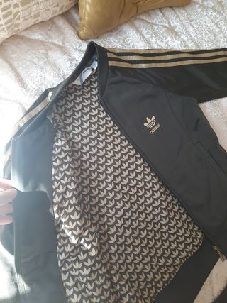 Chaqueta adidas verde kaki rallado dorado 
